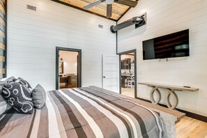 2 bedrooms, laptop workspace, bed sheets - Near New Casino: Broken Bow Cabin w/ Hot Tub (Broken Bow)