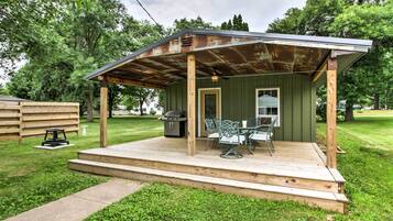 Cottage (2 Bedrooms) | Outdoor dining