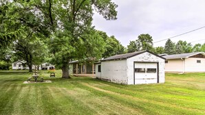 A row of mobile homes with a grassy yard and picnic tables. - Lake Pepin Cottage w/ Patio - Walk to the Marina! (Pepin)