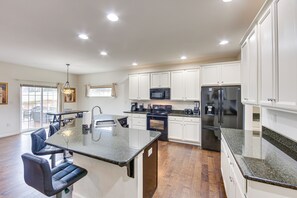 Microwave, oven, stovetop, dishwasher - Spacious Manchester Vacation Rental - Pet Friendly (Mount Wolf)