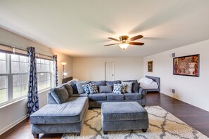 TV, fireplace - Spacious Manchester Vacation Rental - Pet Friendly (Mount Wolf)