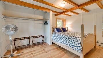 4 bedrooms, laptop workspace, bed sheets