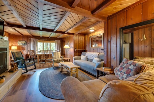 Cozy Harbor Springs Vacation Rental, 13 Mi to Town