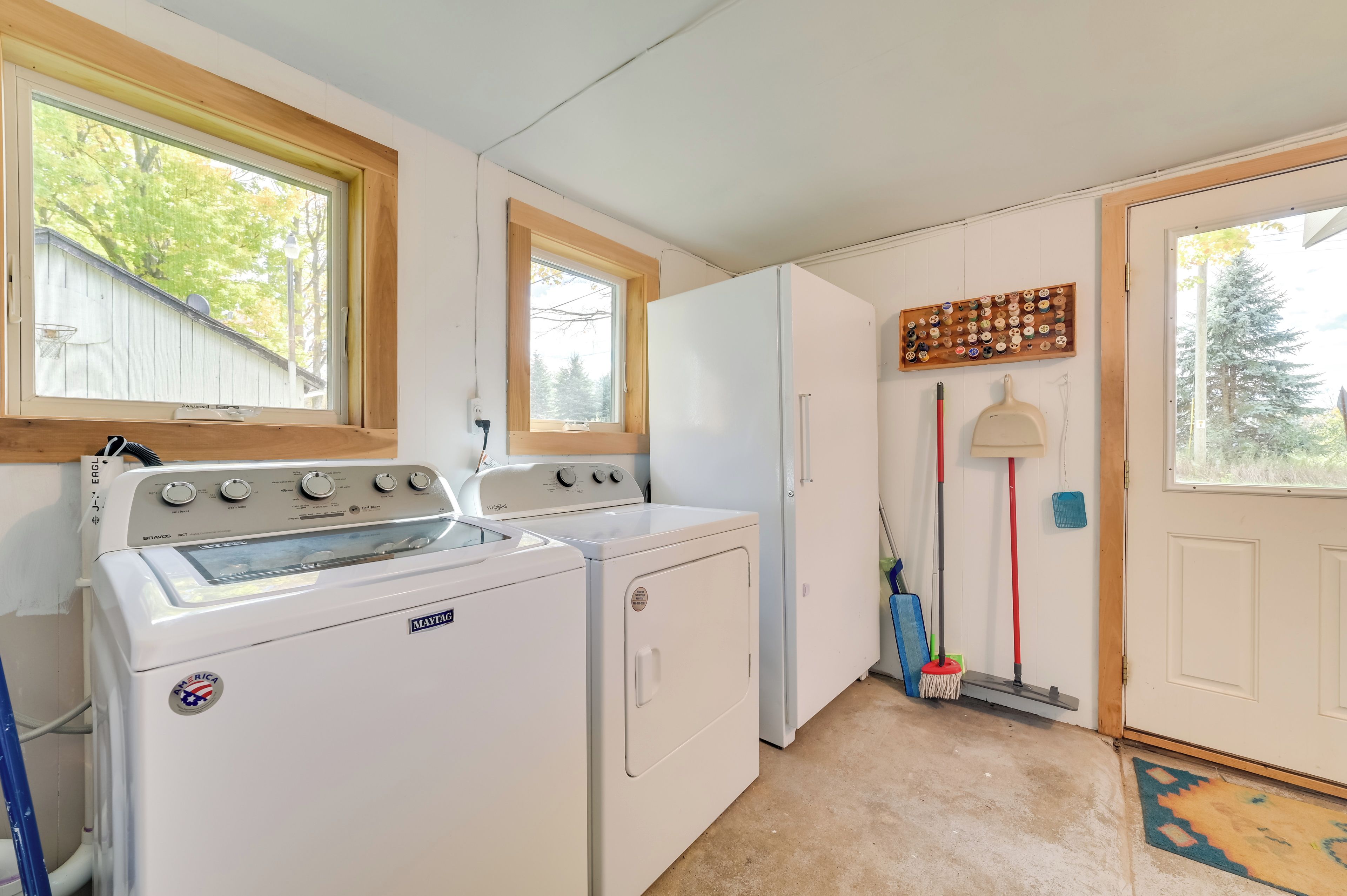 Cocina compacta con lavadora y secadora, estufa y refrigerador.