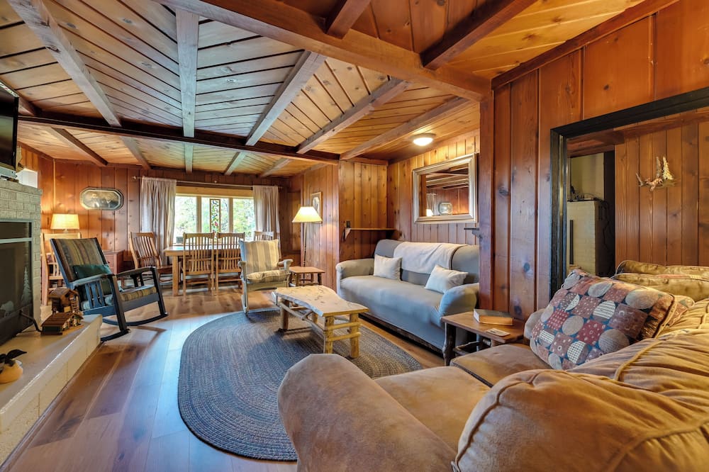 Cozy Harbor Springs Vacation Rental, 13 Mi to Town - Friendship Township, MI