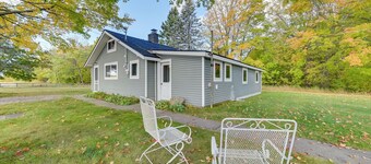 Cozy Harbor Springs Vacation Rental, 13 Mi to Town
