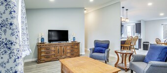 Charming Stayton Home w/ Deck + Smart TV!