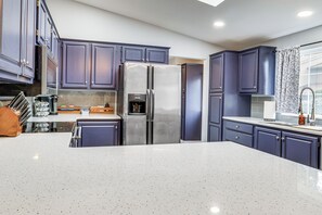 House (2 Bedrooms) | Interior - Charming Stayton Home w/ Deck + Smart TV! (Stayton)