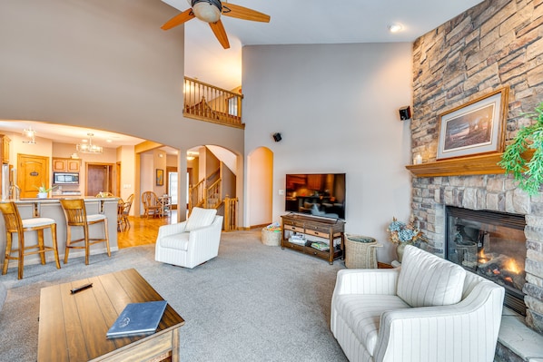 House (4 Bedrooms) | Living area