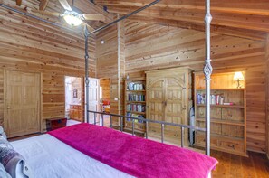 3 bedrooms, laptop workspace, bed sheets