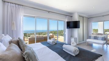 3 makuuhuonetta, silitysrauta/-lauta, vauvan matkasänky, Wi-Fi