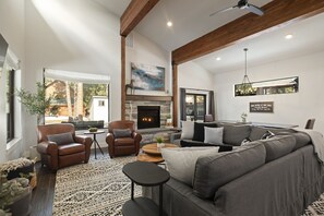 Smart TV, caminetto, videogiochi, lettore DVD