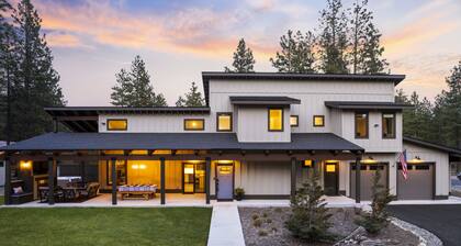 Scenic Getaway | Summer Pool Access + Spa/GameRm & Easy 1PM Check-In/Out