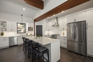 Frigorifero, microonde, forno, piano cottura