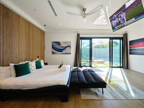 5 habitaciones, escritorio y tabla de planchar con plancha