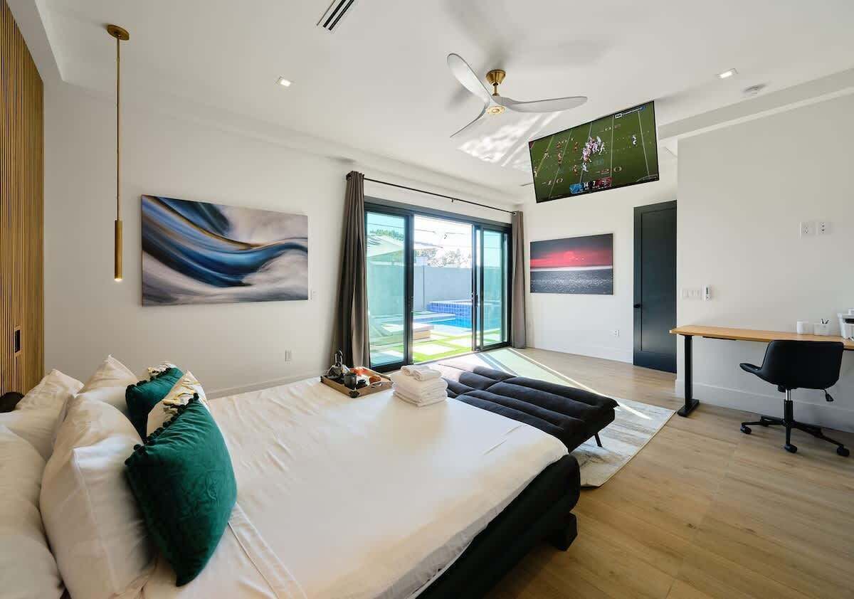 5 bedrooms, desk, iron/ironing board, travel crib