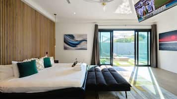 5 bedrooms, desk, iron/ironing board, travel crib