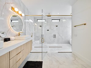 Dusche, Haartrockner, Handtücher, Seife