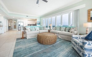 Condo, 4 chambres | Aire de séjour
