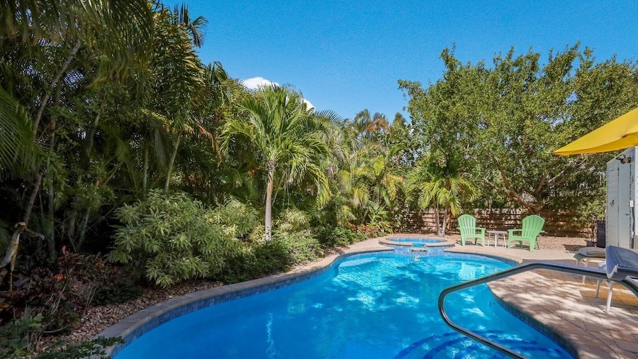 Mermaid's Treasure 2 Bedroom Home by RedAwning