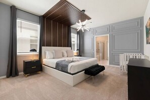 Skrivebord, strykejern/-brett, reiseseng for barn og wi-fi