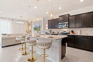 Fridge, microwave, oven, stovetop - NEW Windsor Island Vacation Home by Disney w/Pool (Davenport)