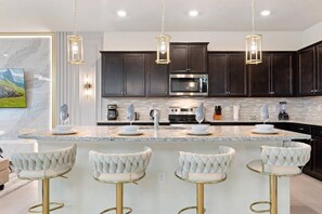 Fridge, microwave, oven, stovetop - NEW Windsor Island Vacation Home by Disney w/Pool (Davenport)