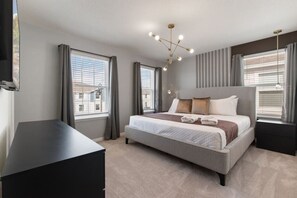 Skrivebord, strykejern/-brett, reiseseng for barn og wi-fi