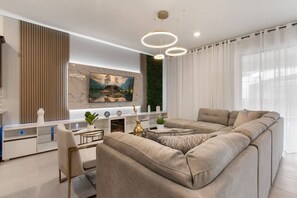 Televisión, chimenea, videojuegos, futbolito