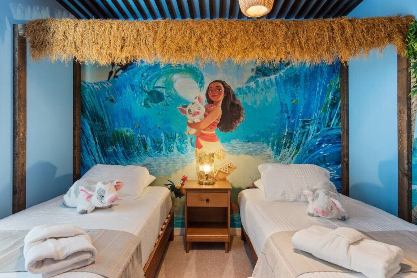 Escritorio, tabla de planchar con plancha, cuna de viaje y wifi 