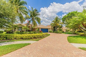 Property grounds - Stunning Briarwood Lakefront Pool and Spa Home (Naples)