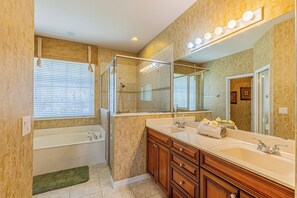 Shower, hair dryer, towels - Stunning Briarwood Lakefront Pool and Spa Home (Naples)