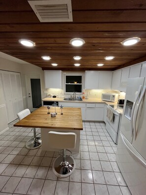 Fridge, microwave, oven, stovetop - NEWLY REMODELED BEACH HOUSE IN PALM HARBOR (Palm Harbor)