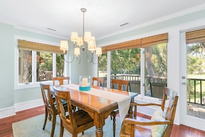 Dining - Updated villa on golf course, 3 min to beach! (Kiawah Island)