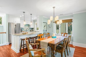 Dining - Updated villa on golf course, 3 min to beach! (Kiawah Island)