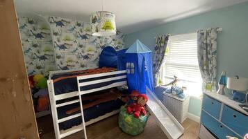 3 bedrooms, iron/ironing board, free WiFi, bed sheets