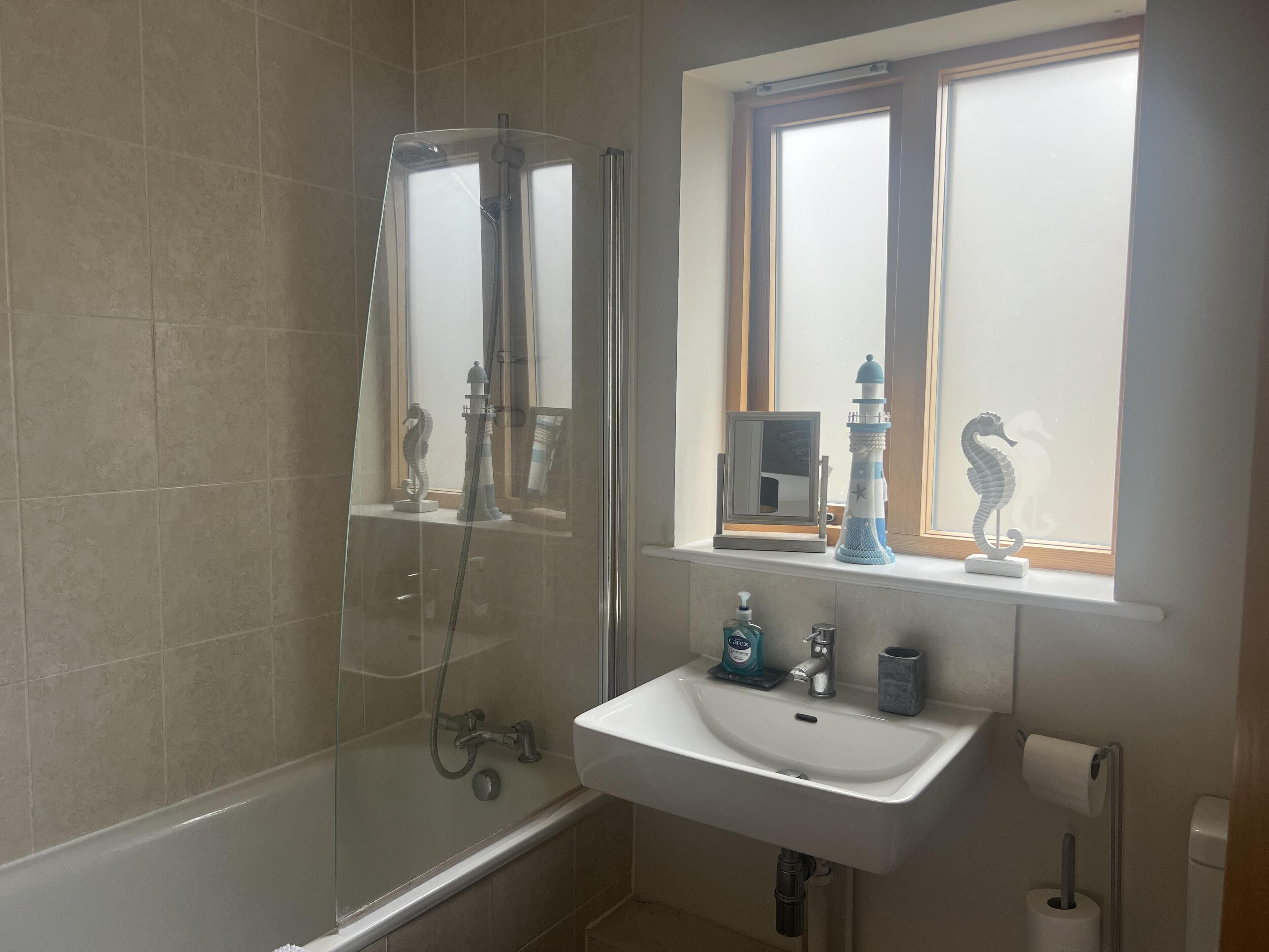 Apartemen | Kamar mandi | Kombinasi shower/bathtub, bathtub besar, pengering rambut, dan handuk