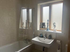 Apartment | Bathroom | Combined shower/tub, deep soaking tub, hair dryer, towels - Beautiful Apartment in the Cathedral Grounds (Norwich)