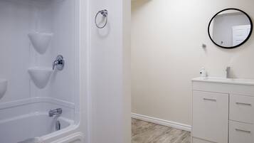 Basic Suite | Bathroom