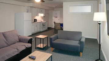 Suite – basic | Oppholdsområde | En 50-tommers Flatskjerm-TV med kabel-kanaler samt strømmetjenester