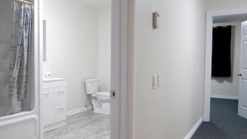 Basic Suite | Bathroom | Towels, soap, shampoo, toilet paper