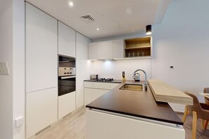 Geladeira, micro-ondas, cooktop, lava-louças
