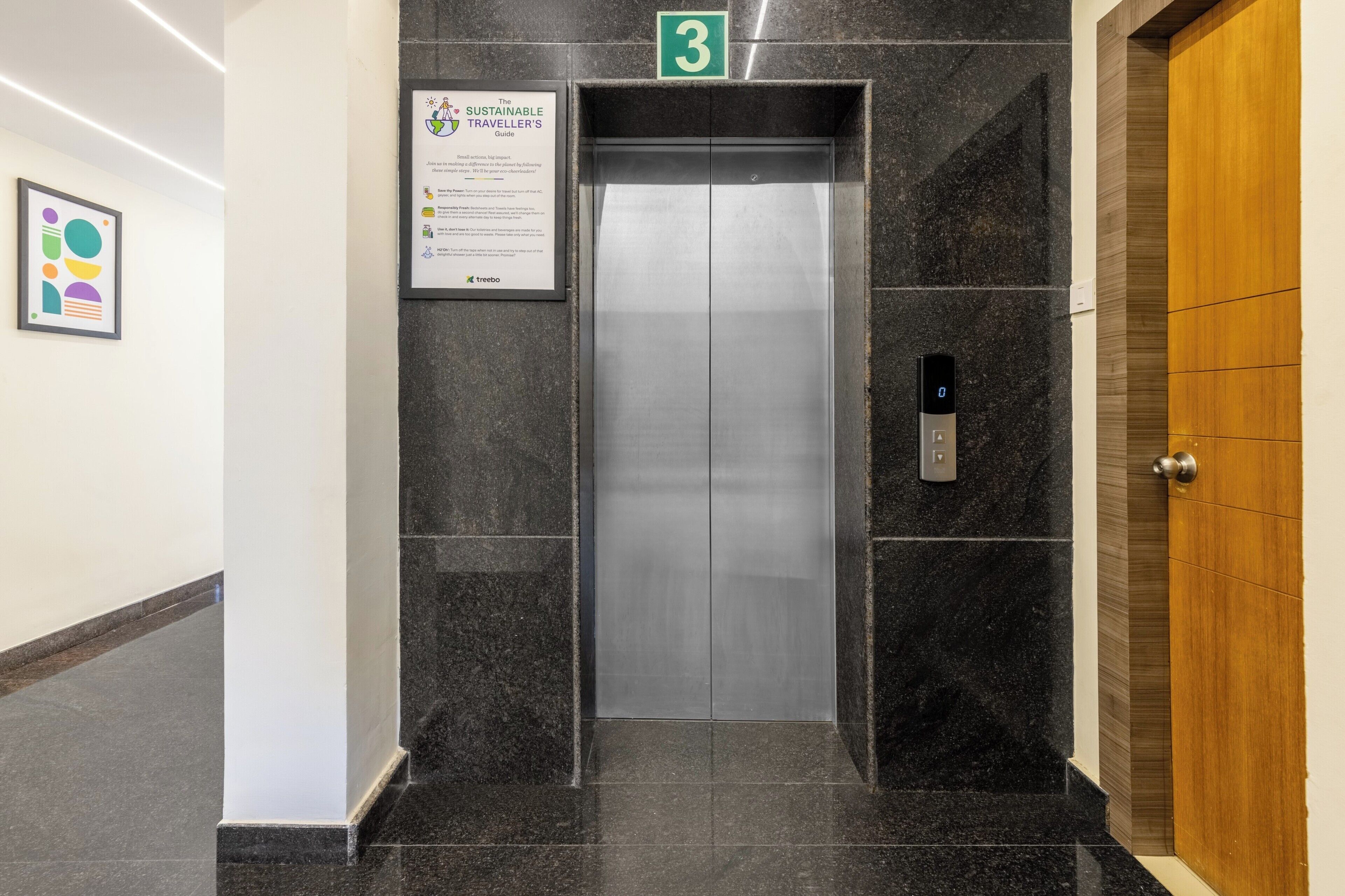 Un ascensor con un cartel que indica que es el tercer piso.