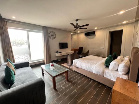 Deluxe Double Room | Soundproofing, iron/ironing board, free WiFi