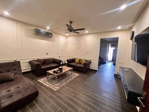 Lobby sitting area - Elegant Suites Hotel (Multan)