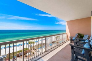A balcony with a view of the beach and ocean. - 3 bedroom l Beach Chair Service Included l 2 Kings (Panama City Beach)