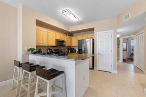 Coffee/tea maker, fridge, microwave, oven - 3 bedroom l Beach Chair Service Included l 2 Kings (Panama City Beach)