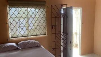 1 chambre, fer et planche Ă repasser, Wi-Fi gratuit, draps fournis