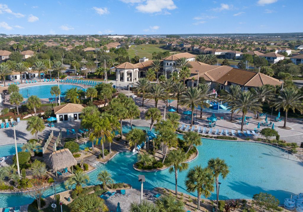 Ein Resort mit mehreren Schwimmbecken, Palmen und Blick auf die umliegende Gegend.