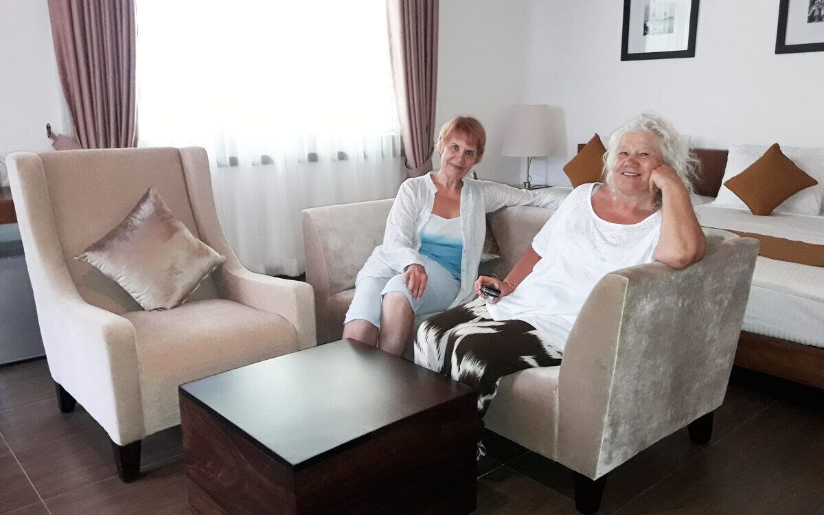 Una habitación con dos sillones, un sofá y una mesa de centro.